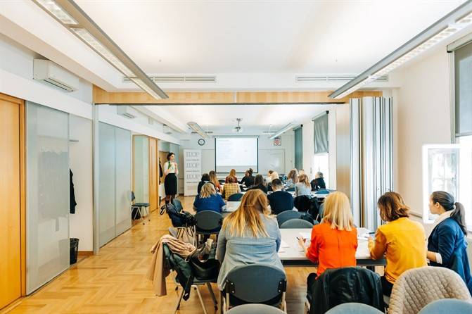 Slika 2. Predavanje stručnjakinje za nefinancijsko izvještavanje iz IDOP-a